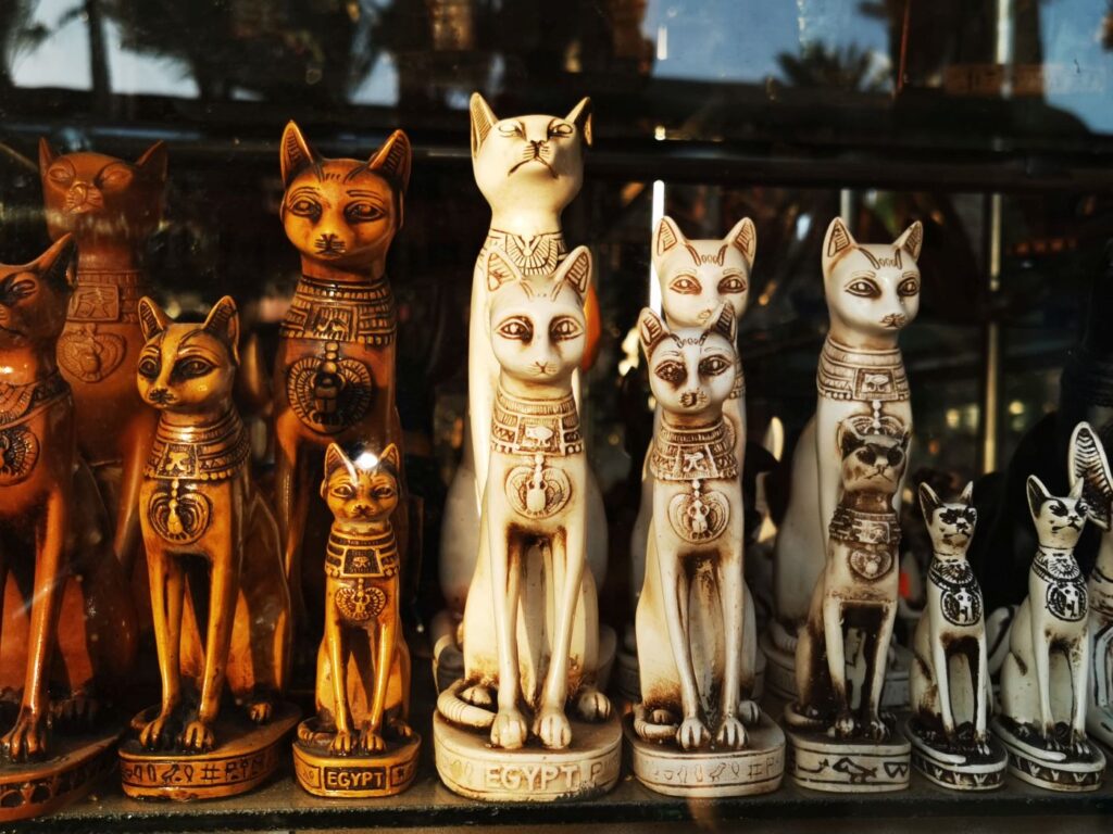katzenfiguren bastet als souvenir in ägypten
