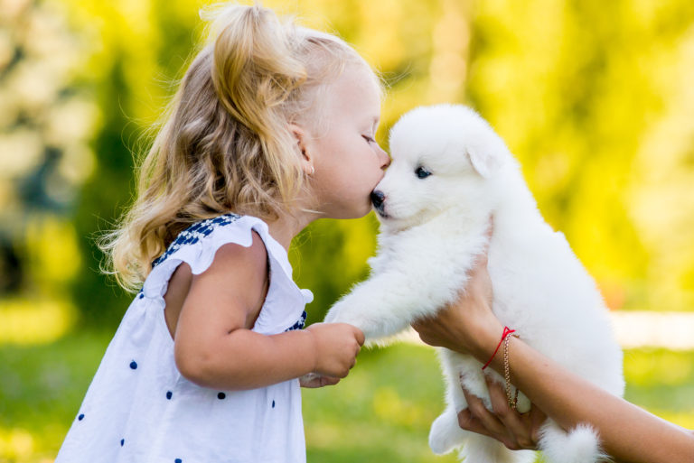 Mädchen, das Hund küsst