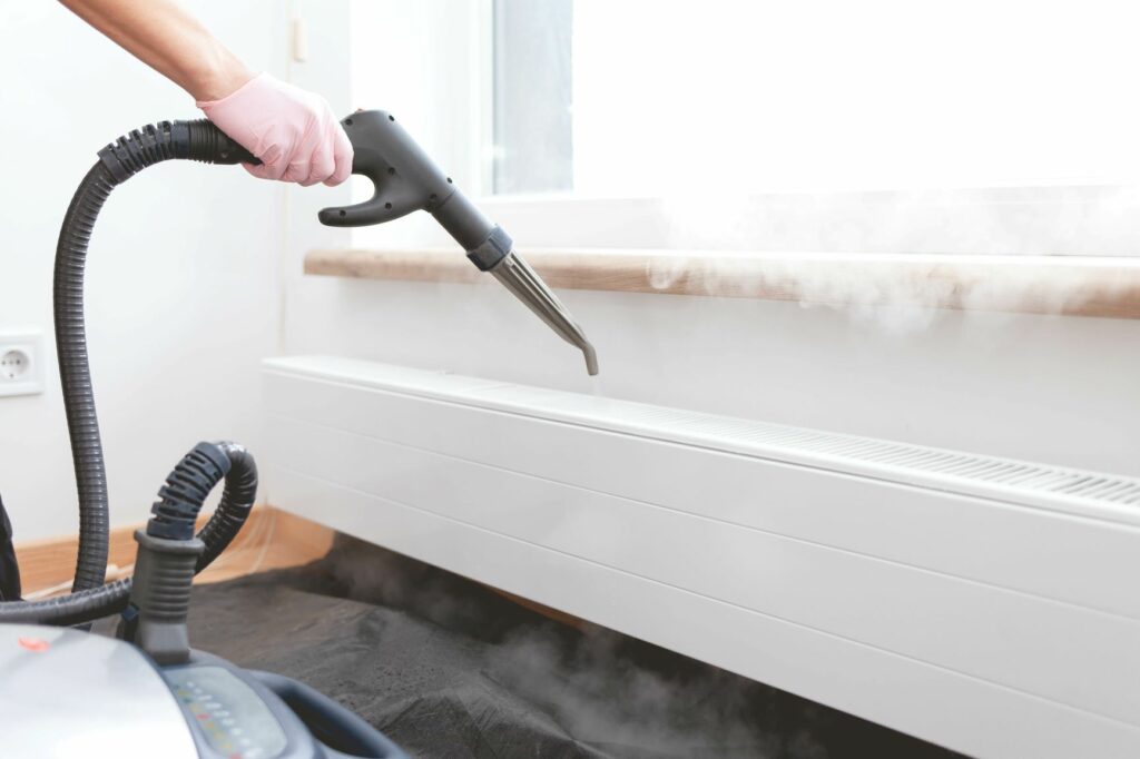 Wohnung wird mit Dampfreiniger geputzt Dampfreiniger Wohnung putzen