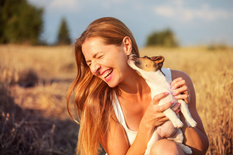 hund leckt frau ab im freien