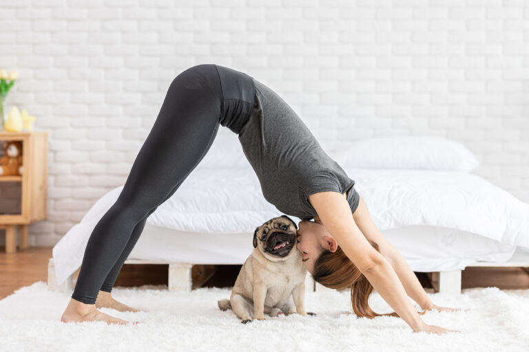 Frau macht Yoga mit Hund