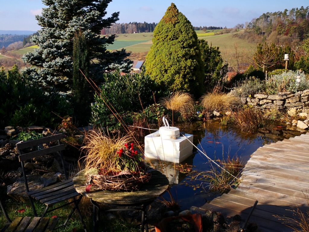 Teich mit Eisfreihalter Ein Eisfreihalter im Gartenteich