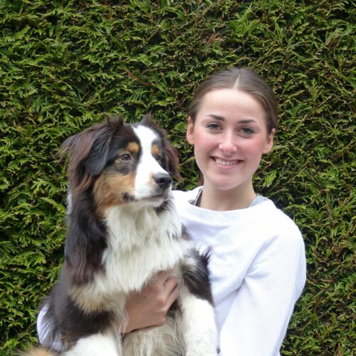Profilbild von Tierärztin Franziska Gütgeman mit Hund