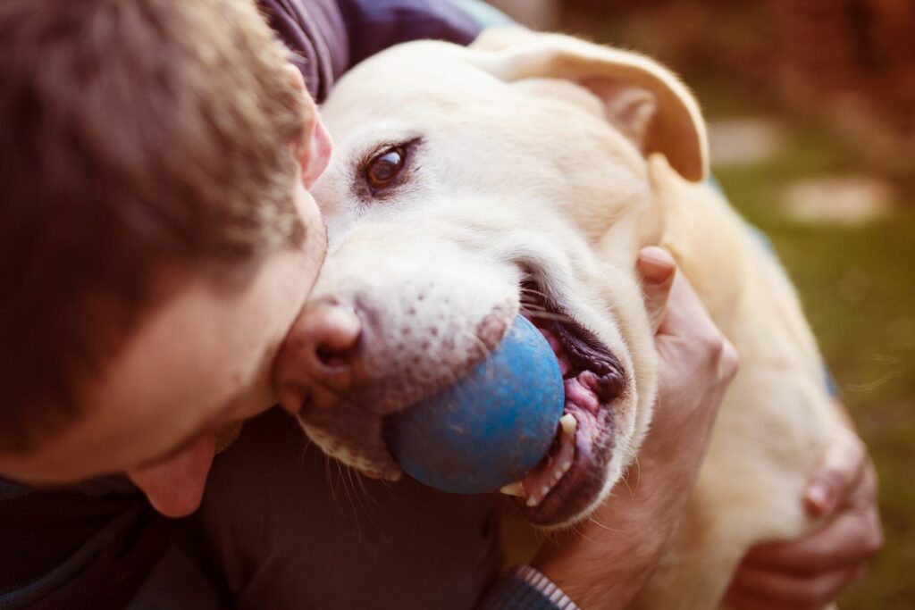 Hundehalter mit seinem Hund.