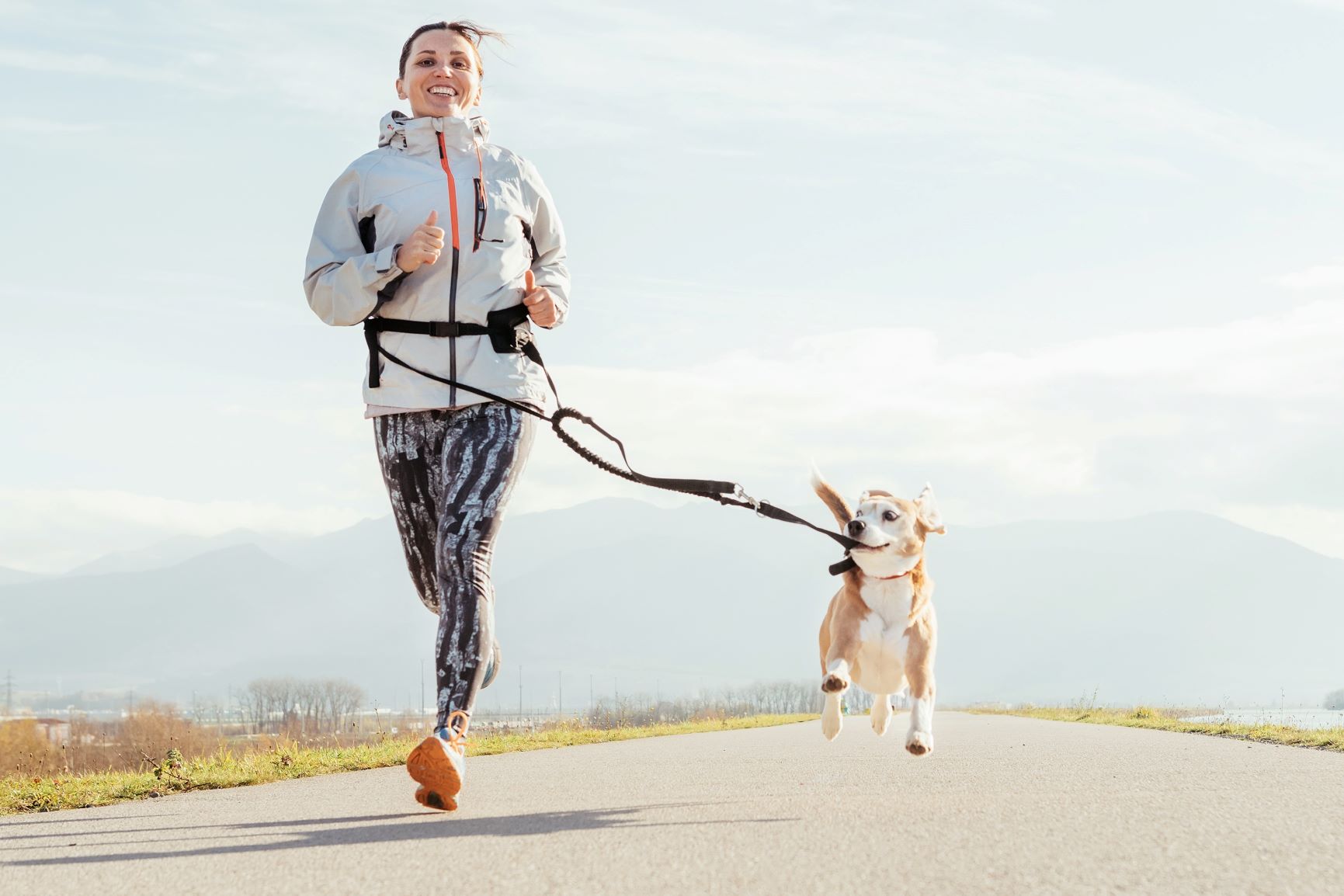 Frau Joggen mit Hund Leine