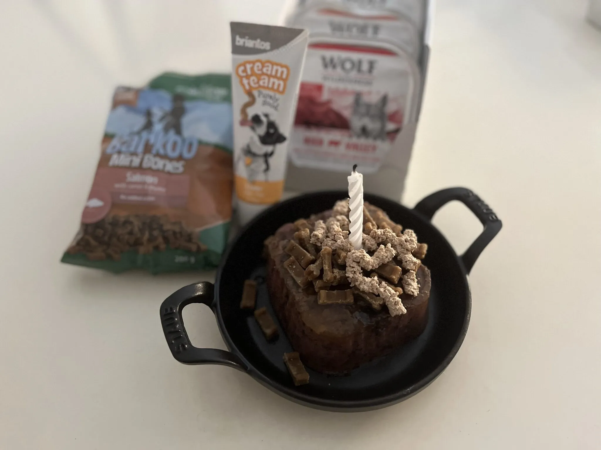 hundekuchen mit kerze und zutaten